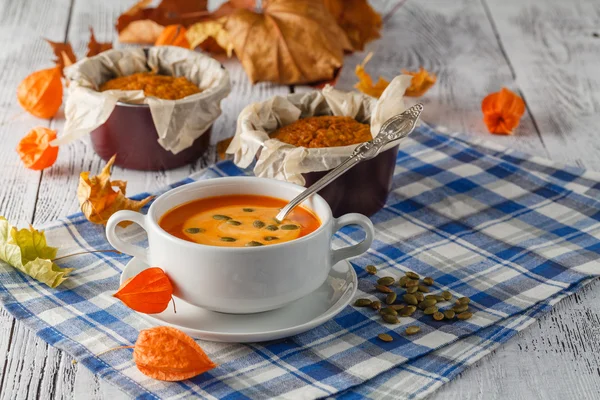 Domowe jesień Butternut Squash zupa z chlebem — Zdjęcie stockowe