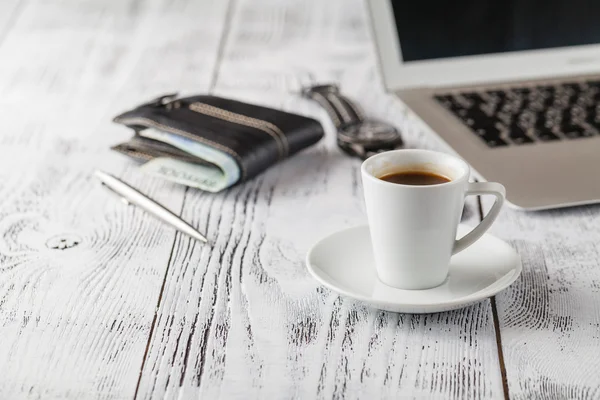 Hodinky, pera a šálek kávy na stole — Stock fotografie