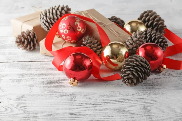 Conos de pino y abeto y bolas rojas de Navidad. Decoración de Navidad Fotos De Stock