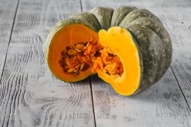 Beyaz arka planda yeşil balkabağı