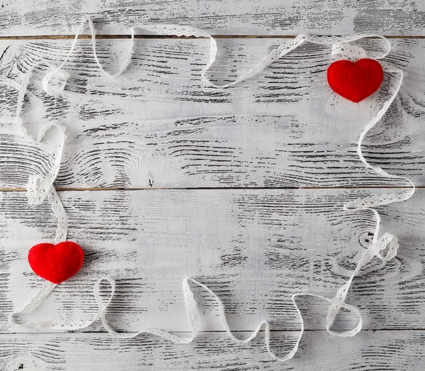 Nastri a forma di cuore su bianco, concetto di giorno di San Valentino — Foto Stock