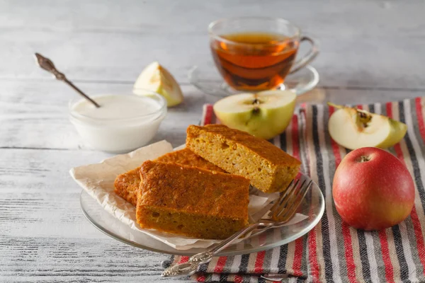 beyaz cam tabakta çikolata ile çay brownie kek