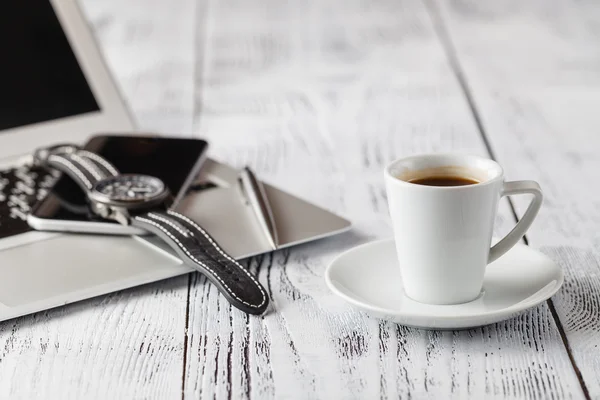 Egy csésze fekete kávé és alkalmi üzleti ruhák a fa tábla — Stock Fotó