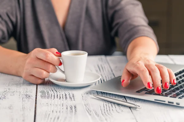Kávét iszik, és segítségével digitális tabletta, reggel — Stock Fotó