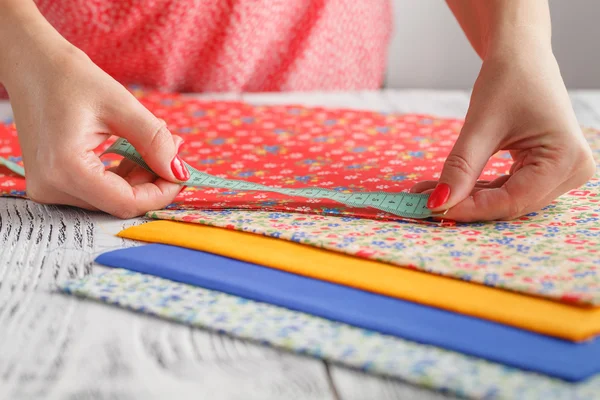 Mulher trabalhando com pedaços de tecido colorido e paleta de perto — Fotografia de Stock