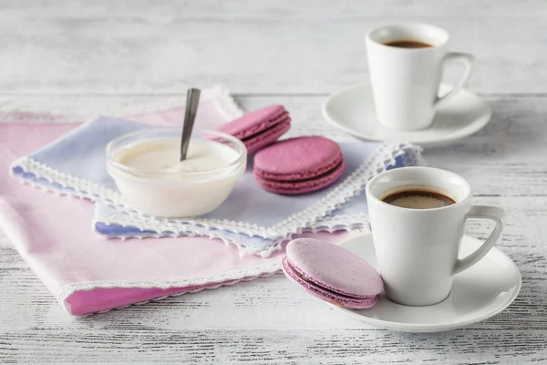 Schaumiger Kaffee auf dem Tisch — Stockfoto