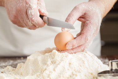 unu rustik bir mutfak yumurta ile avuç. Backg karşı