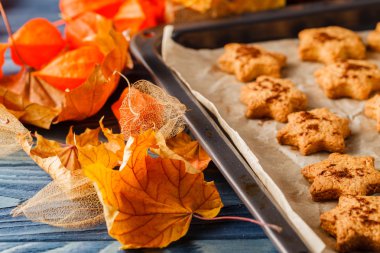 Cadılar Bayramı ev gingerbread çerezleri ahşap arka plan üzerinde