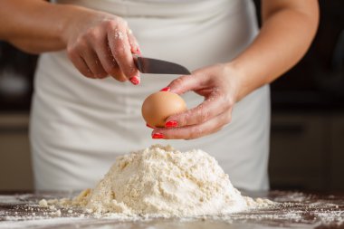 Erkek el makarna eski ahşap kitc üzerine un içine yumurta kırmak