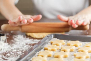 Kadın pişirme zencefil ekmek yıldız Noel için. Doğal renkler. R