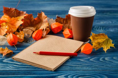 Sonbahar yaprakları, sıcak buharlı Kupası kahve ve ahşap masa ba