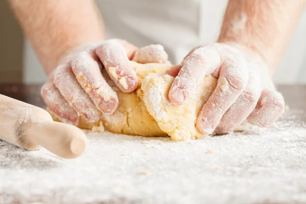 Foto close-up de padeiro fazendo massa de levedura para pão . — Fotografia de Stock