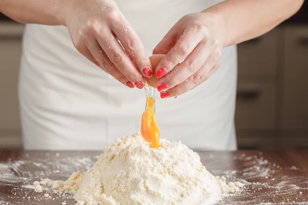 Mezcla de pastel en la mesa —  Fotos de Stock