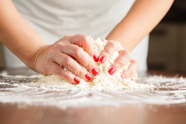 Fazendo massa de pastelaria shortcrust pelas mãos da mulher — Fotografia de Stock