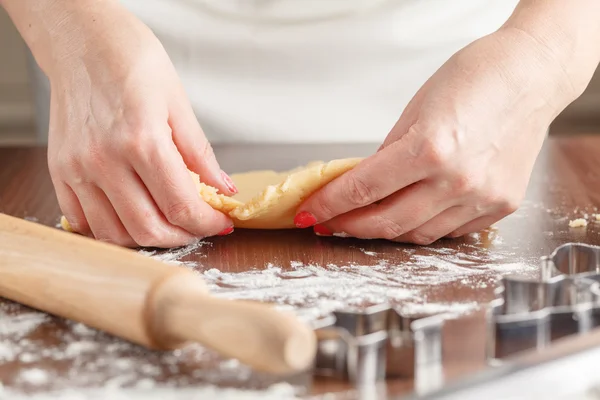Womans ręce, Dokonywanie domowe ciastka z bliska — Zdjęcie stockowe