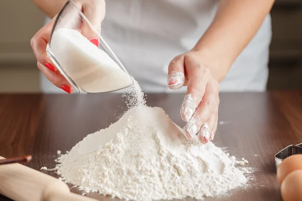 Kuchenmischung auf dem Tisch — Stockfoto