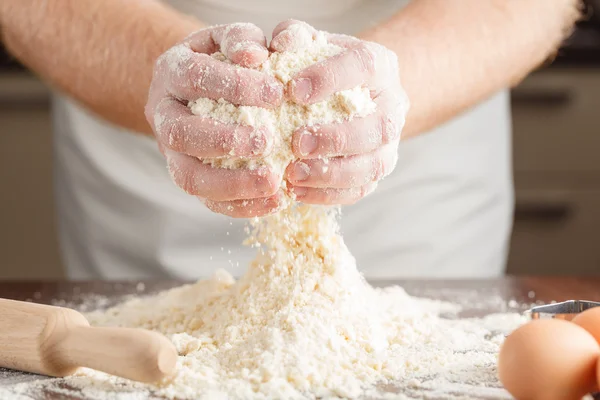 Mani di uomo impastando una pasta — Foto Stock