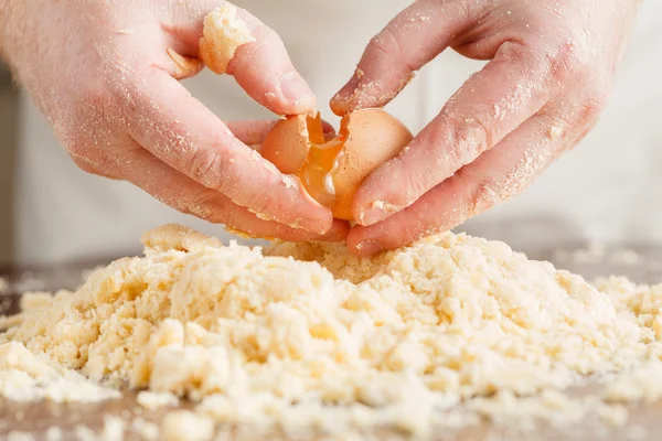 Fare la pasta da mani maschili a panetteria — Foto Stock