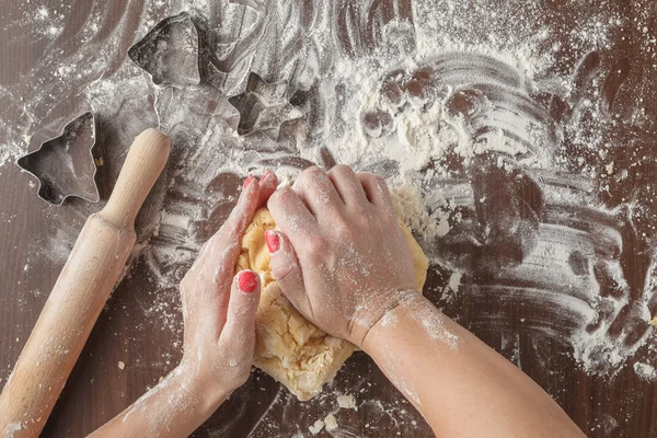 Le donne fanno il pane allo zenzero per Natale. Colori naturali. Vita reale — Foto Stock