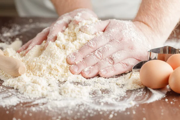 Foto close-up de padeiro fazendo massa de levedura para pão . — Fotografia de Stock