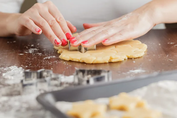 Cortar a mano las formas de las galletas de jengibre desplegado ingenio masa —  Fotos de Stock