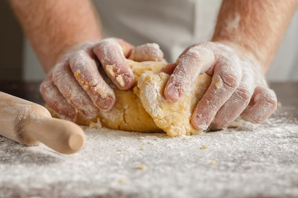 Raccogli la pasta per formare la palla. Fare crostata di torta di mele — Foto Stock