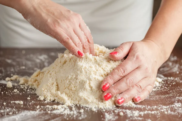 Mujer con hermosas manos haciendo galletas de suero caseras usi — Foto de Stock