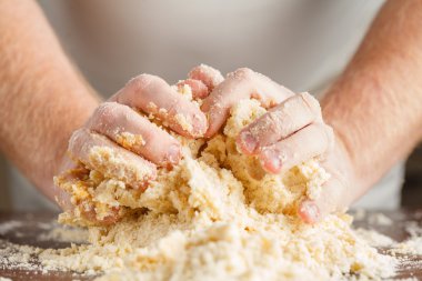 adamın elinde bir hamur yoğurma