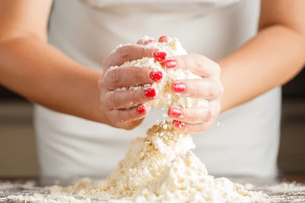 Hacer masa de masa de masa de masa corta por las manos de la mujer — Foto de Stock