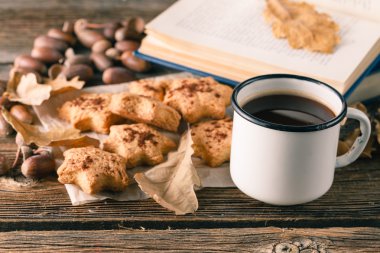 Fincan çay veya kahve sonbahar yaprakları ve çerezler ile. Mevsimlik, çay 