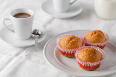 Taze ev yapımı lezzetli kabak kekler ile Kahvaltı