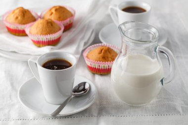 Yaban mersini bir gla ile ve çikolata parçaları ile ev yapımı kek