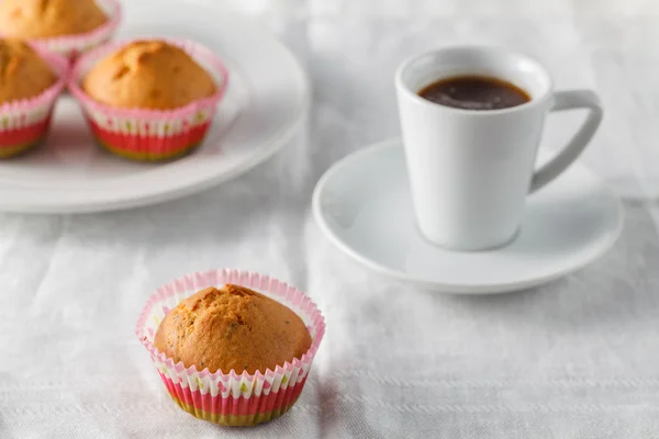 Yaban mersinli kek kahve fincanı ile — Stok fotoğraf