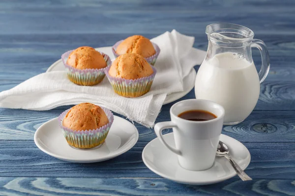 Muffin appena sfornati con gocce di cioccolato — Foto Stock