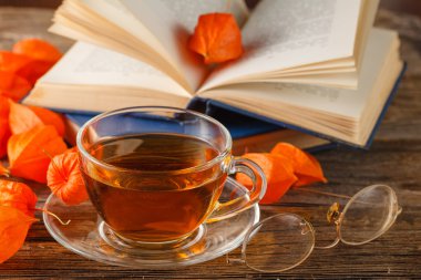 Sonbahar konsepti ile sonbahar natürmort-Tortum arasında eski kitaplar