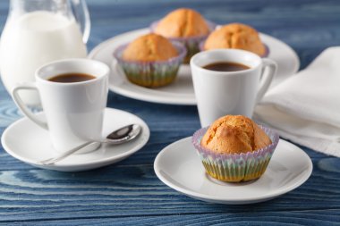 Eski ahşap rustik arka planda, peynirli Mini kekler seçin