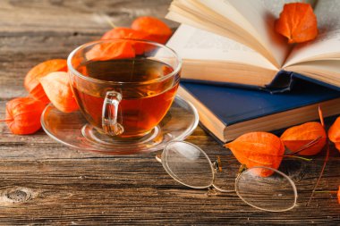 Sonbahar. fincan çay ve kurabiye yaprak şeklinde.