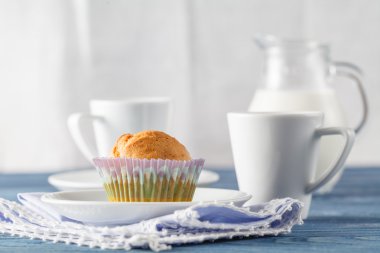 taze süt ve çikolata kek ile sağlıklı beslenme