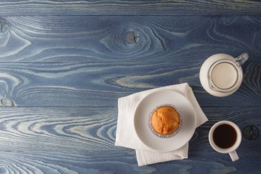 Ahşap bir masa üzerinde apple ile ev yapımı kek