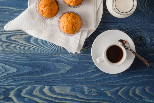 Three chocolate chip muffins on white plate and blue striped tab — Stock Photo, Image