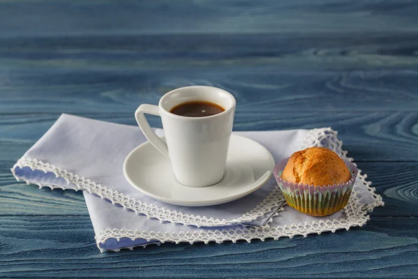 Schokoladenmuffins und eine Tasse Kaffee — Stockfoto