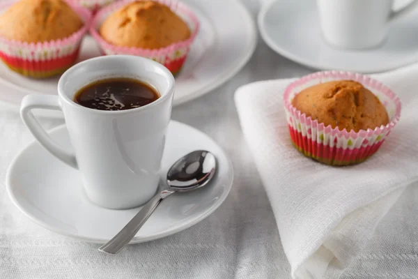 Chutné muffin s čokoládou na kuchyni tabel — Stock fotografie