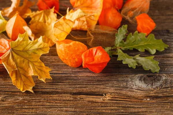 Folhas de outono na mesa de madeira. Outono vintage fundo. Vermelho um — Fotografia de Stock