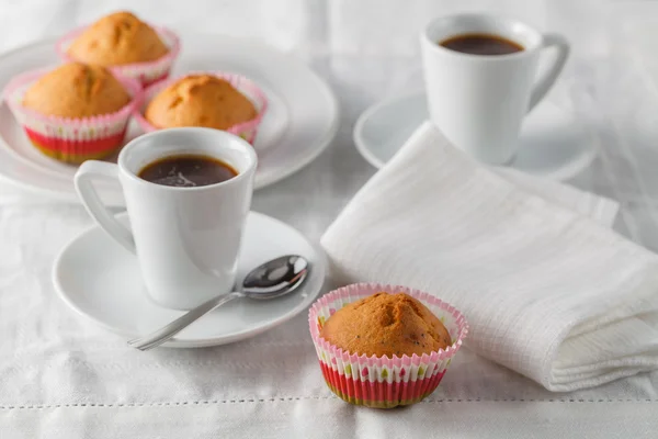 Verse muffins op tafel. — Stockfoto