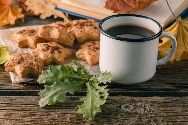Чашка чаю або кави з осіннім листям і печивом. Сезонний, чайний — стокове фото