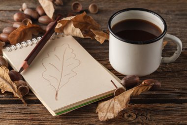 boş vintage kağıt kalem, ahşap masa üzerinde sonbahar yaprakları