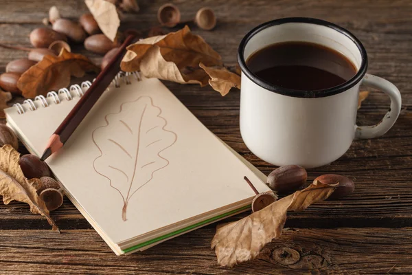 boş vintage kağıt kalem, ahşap masa üzerinde sonbahar yaprakları