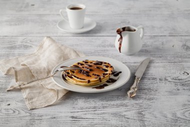 vintage Beyaz ahşap zemin üzerinde krep yığını