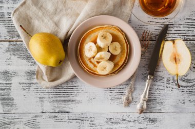 vintage Beyaz ahşap zemin üzerinde krep yığını