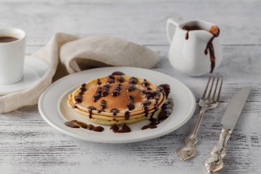 çikolata şurubu ile Pancakes